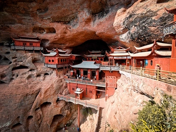 在世界上一座城市的大山中的一个大型洞穴中的一个寺庙。