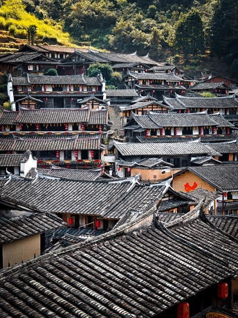 山坡上的传统中式建筑的屋顶 背景是山脉。