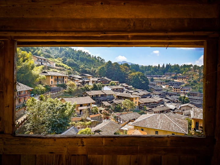 从窗口看一个小村庄