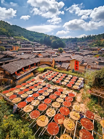 前景中有食物和遮阳伞的小村庄