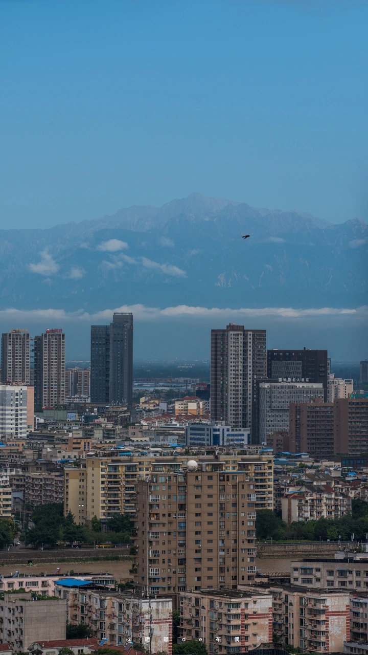 雨后雪山