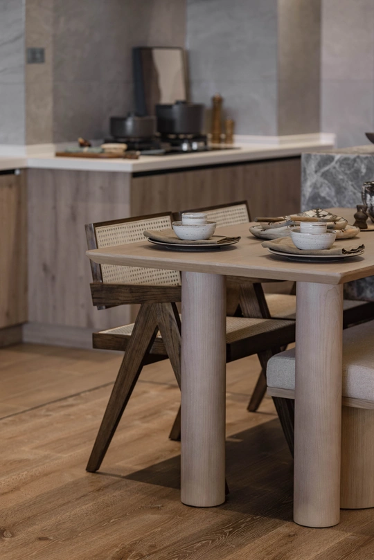 有木制桌椅的现代化厨房