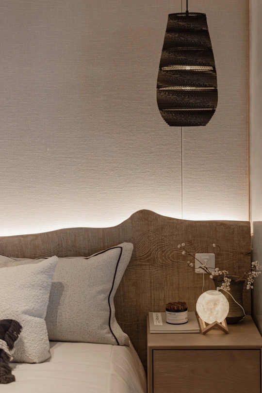 有床、床头柜、台灯和枕头的卧室