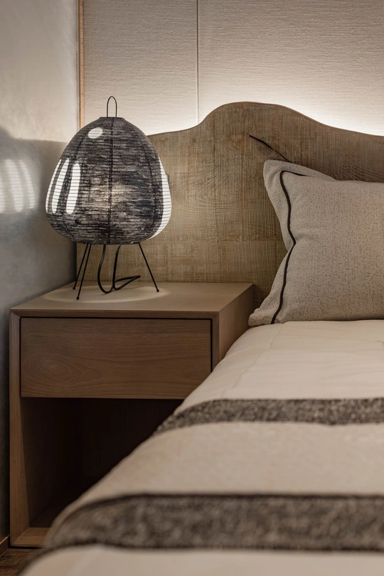 房间里有床、床头柜和灯的卧室