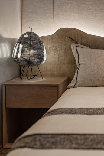 房间里有床、床头柜和灯的卧室