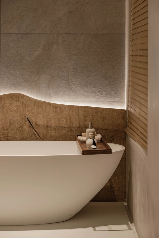 一间现代化的浴室 有一个白色的大浴缸 墙上有嵌入式照明