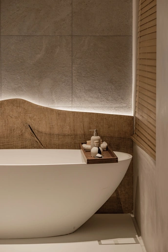 一间现代化的浴室 有一个白色的大浴缸 墙上有嵌入式照明