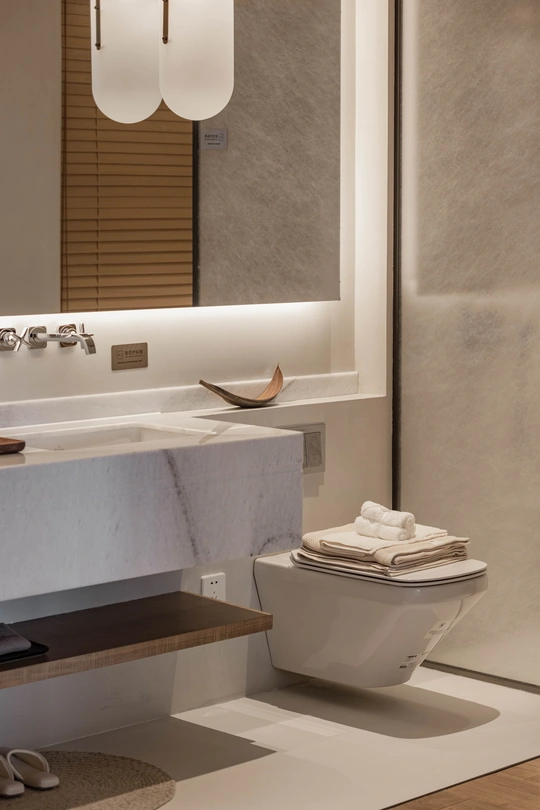 带水槽、马桶和镜子的现代化浴室