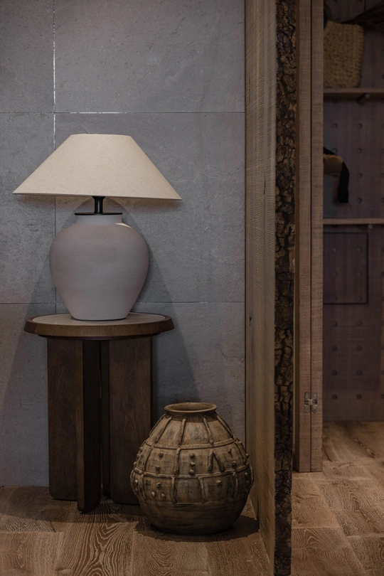 放在房间木桌上的花瓶