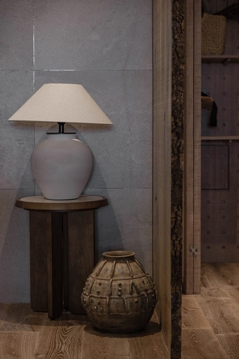 放在房间木桌上的花瓶