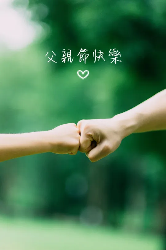一位女子抱着一个孩子