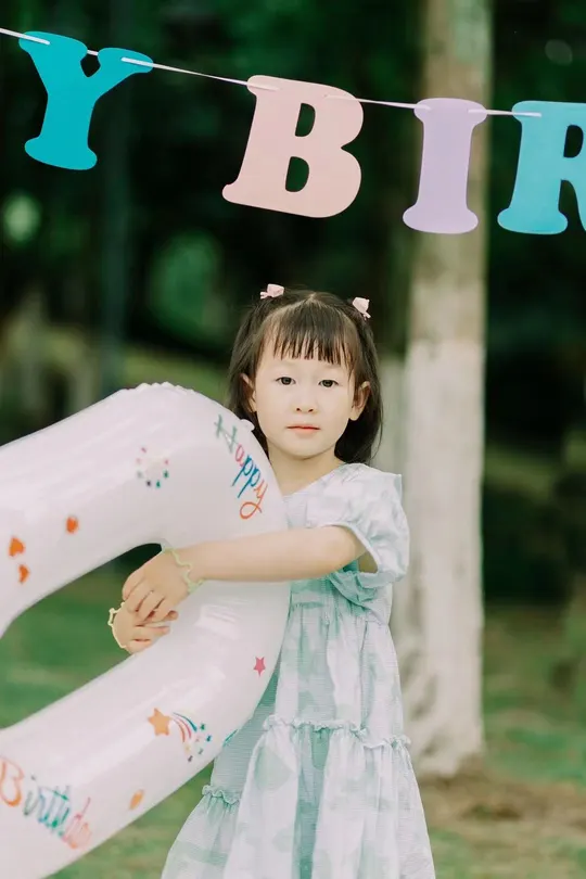 一个小女孩在派对上为她的一岁生日打扮