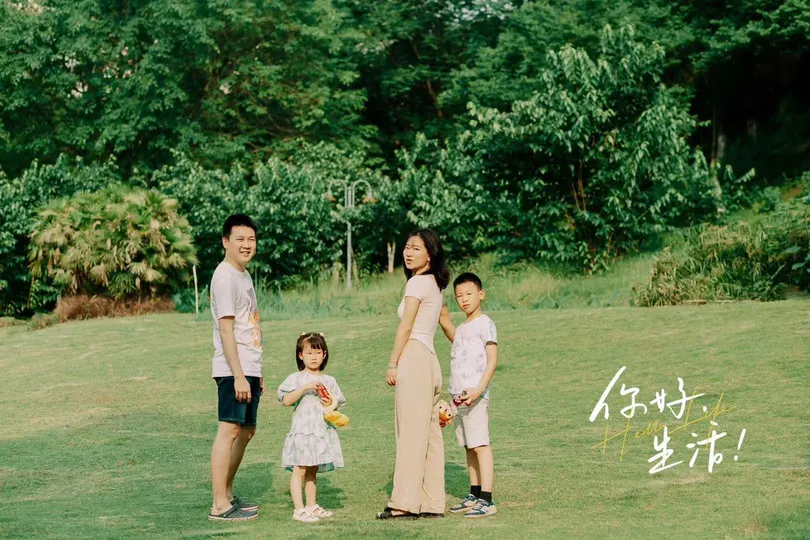 一张家庭成员站在草地上的照片