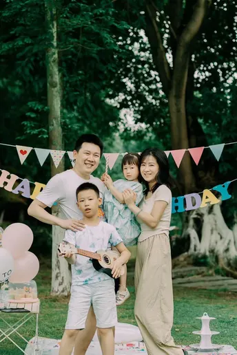 在公园的一个生日派对上 一个家庭正在为拍照