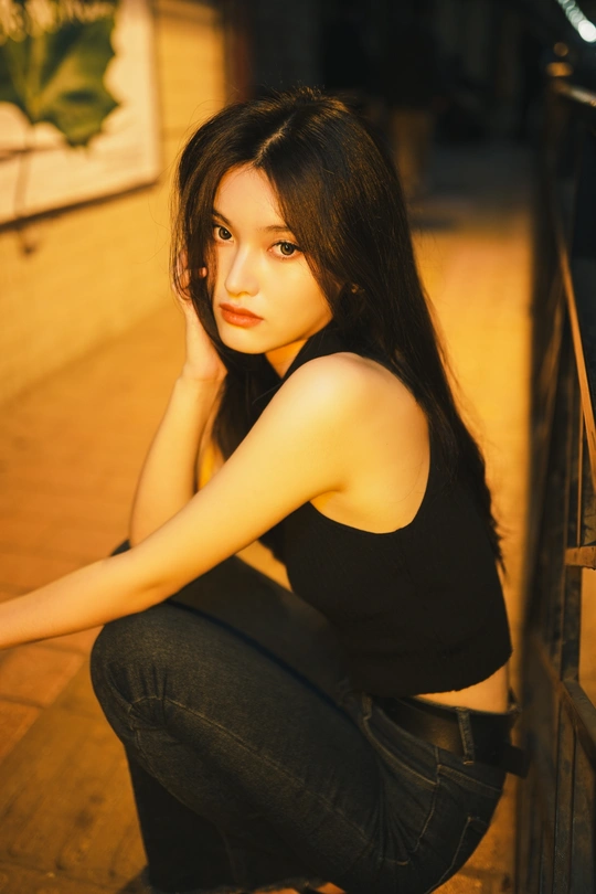 一个年轻女子坐在围栏旁边