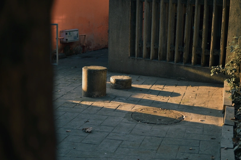 建筑阴影下的混凝土地板