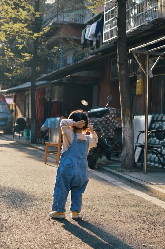 一个小女孩正在走下街道