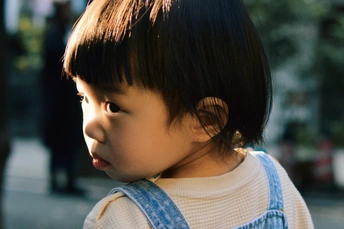 一个小女孩站在街上 很可爱