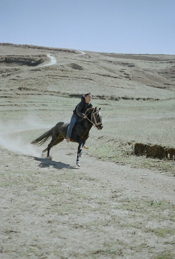一个在开阔地骑马的男人