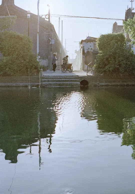 靠近街道的一小片水域 旁边有房子。