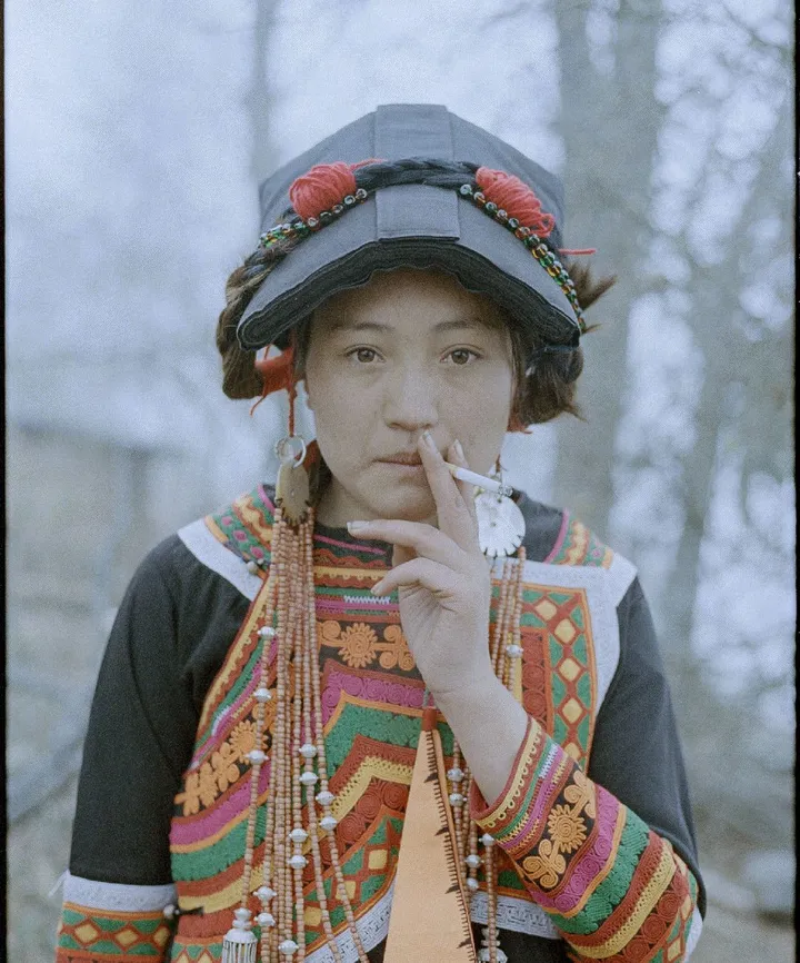 葬礼上的彝族少女
