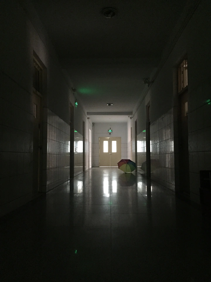 楼道里的雨伞