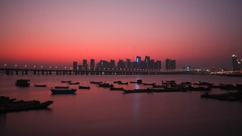 河上有桥和船的城市
