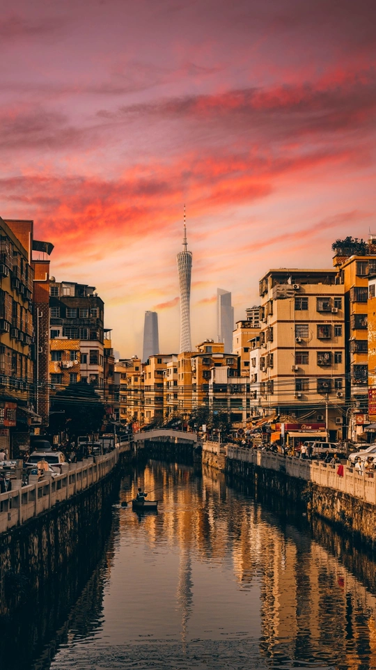 城市天际线下的美丽日落 水体环绕