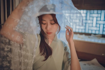 穿着白色婚纱和面纱的年轻女子