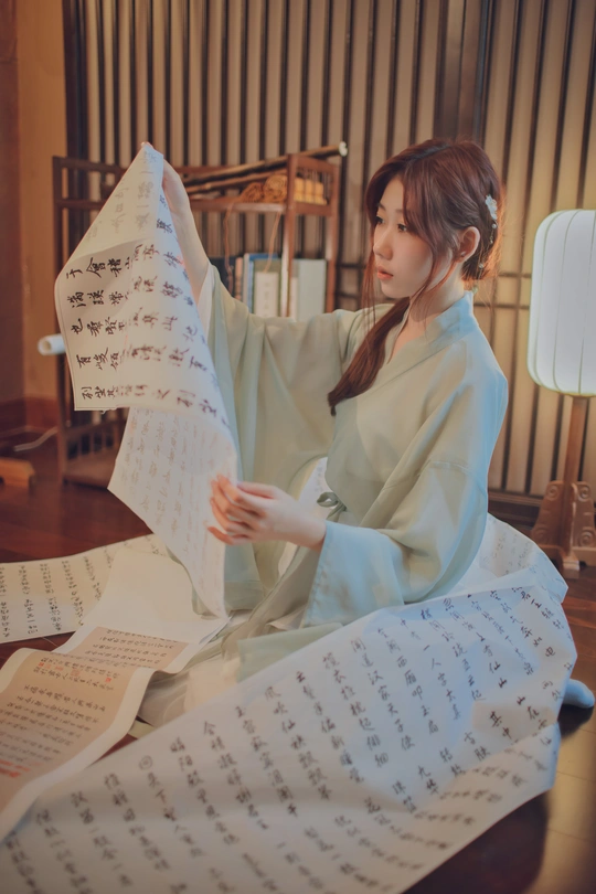 坐在乐谱前的年轻女士