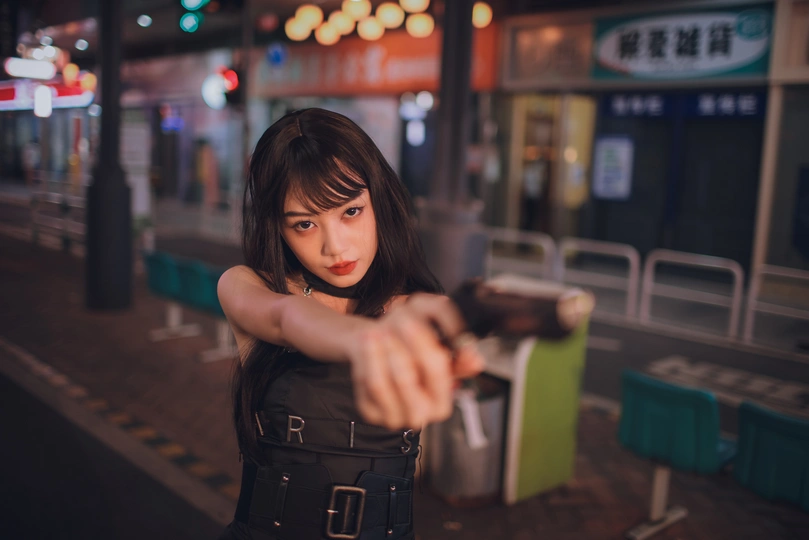 晚上 在一条繁忙的街道上 一位手里拿着棒球棍的年轻女子指着摄像机