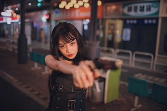 晚上 在一条繁忙的街道上 一位手里拿着棒球棍的年轻女子指着摄像机