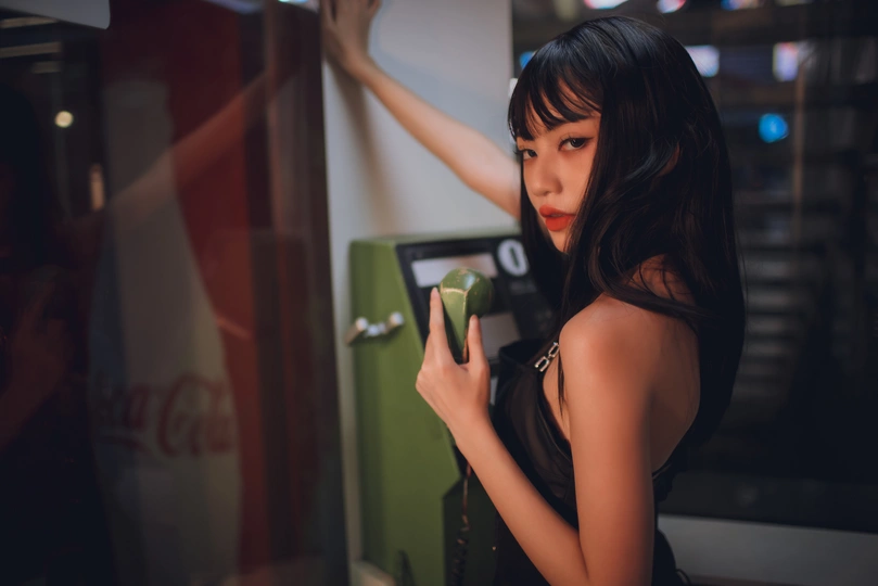 一个穿着黑色连衣裙的年轻女子正在摆姿势