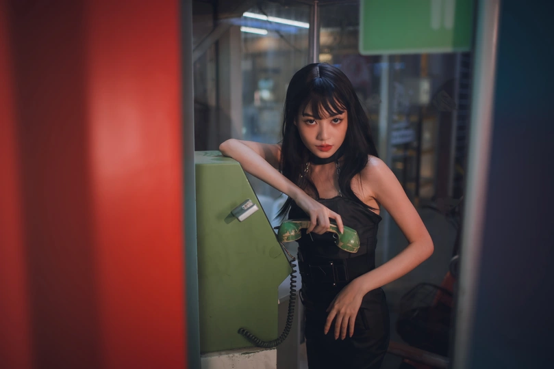 一个穿着连衣裙的年轻女子站在浴室里的镜子前