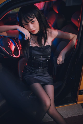 一个穿着红色衣服坐在车里的年轻女子