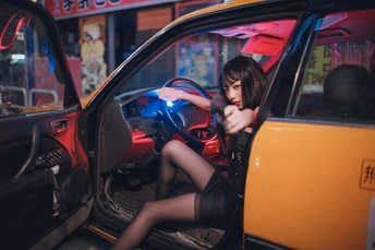 坐在一辆红色汽车里的年轻女子