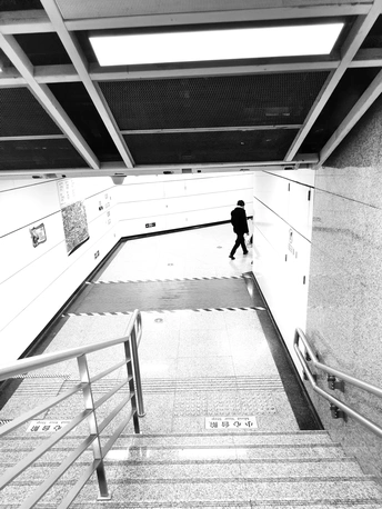 一个人走楼梯的黑白照片