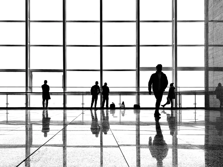 建筑内行走的黑白色剪影