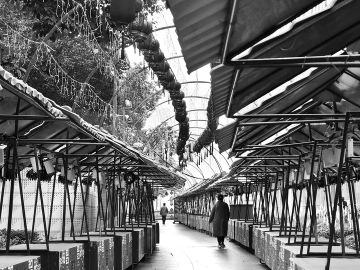 一个人打着伞走下通道