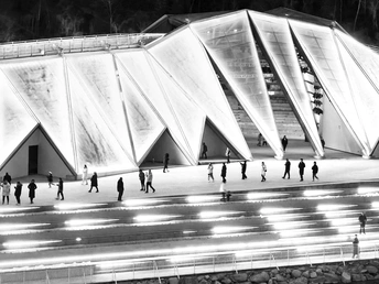 夜晚亮起来的建筑物里有人