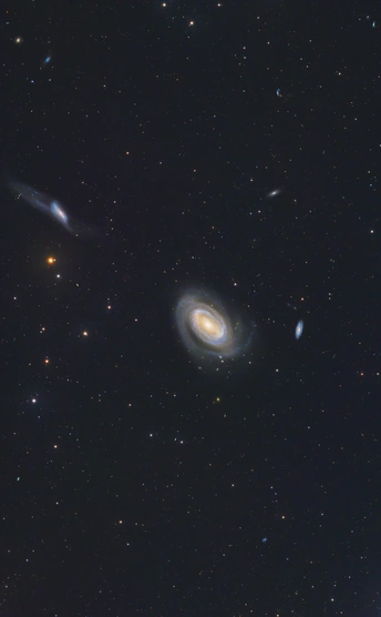 遥远的后发座棒旋星系