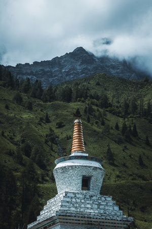 一个小在山中的寺庙