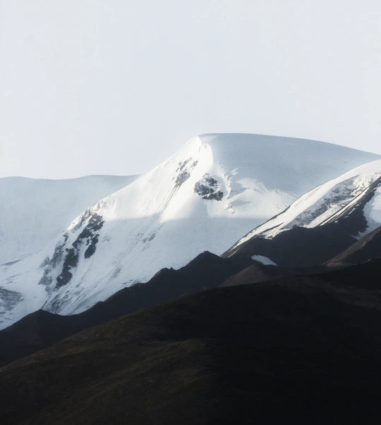 雪覆盖的山在阳光下