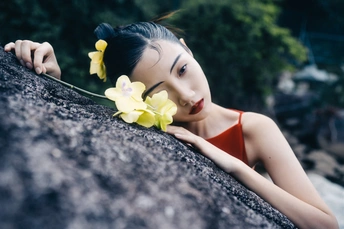一位年轻女子头戴花