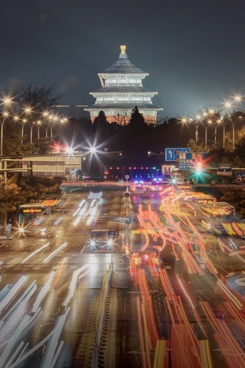 夜晚充满交通和亮着建筑的城市街道