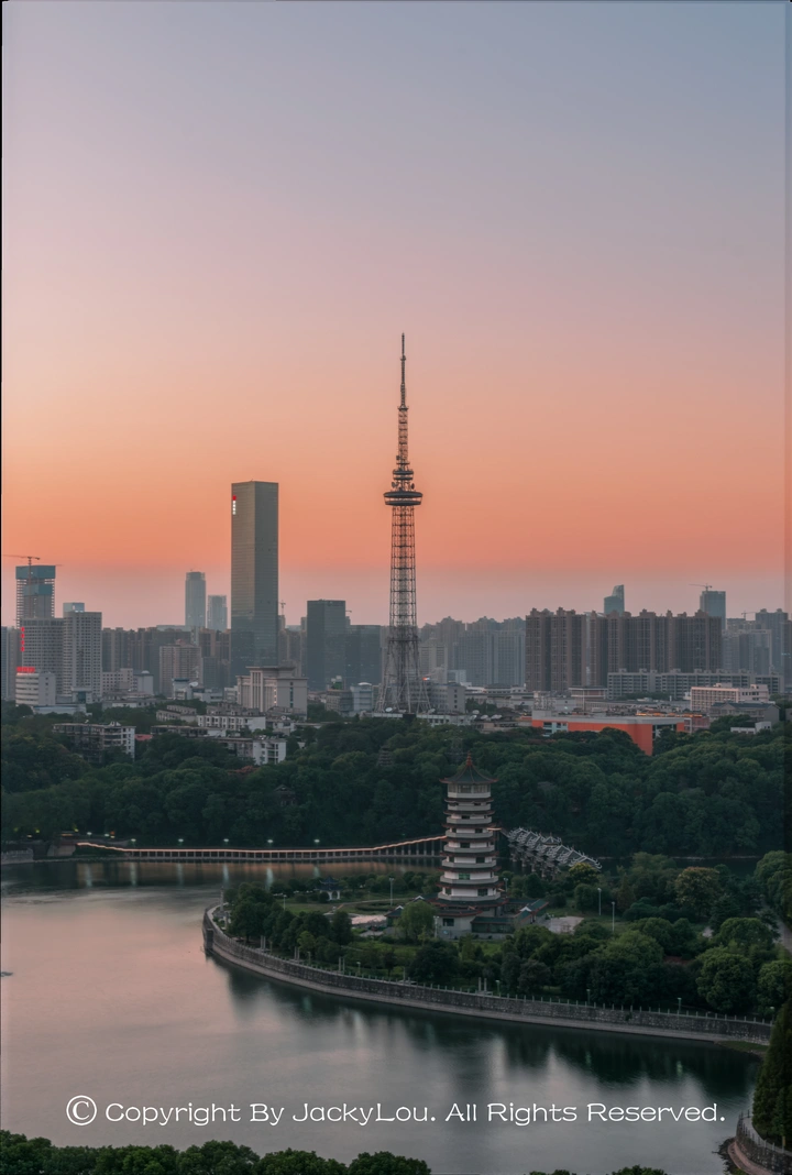 让晚风轻轻吹送了落霞