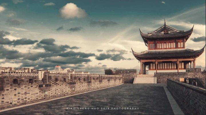 不见王侯只见君，来年姑苏城。
