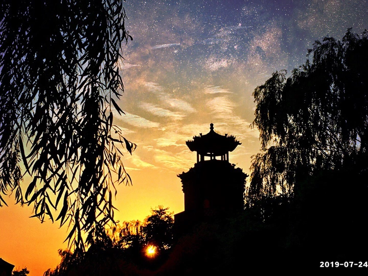 夕阳下的魁星楼(手机拍摄)