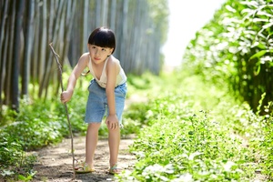 一个小女孩在森林小径上走
