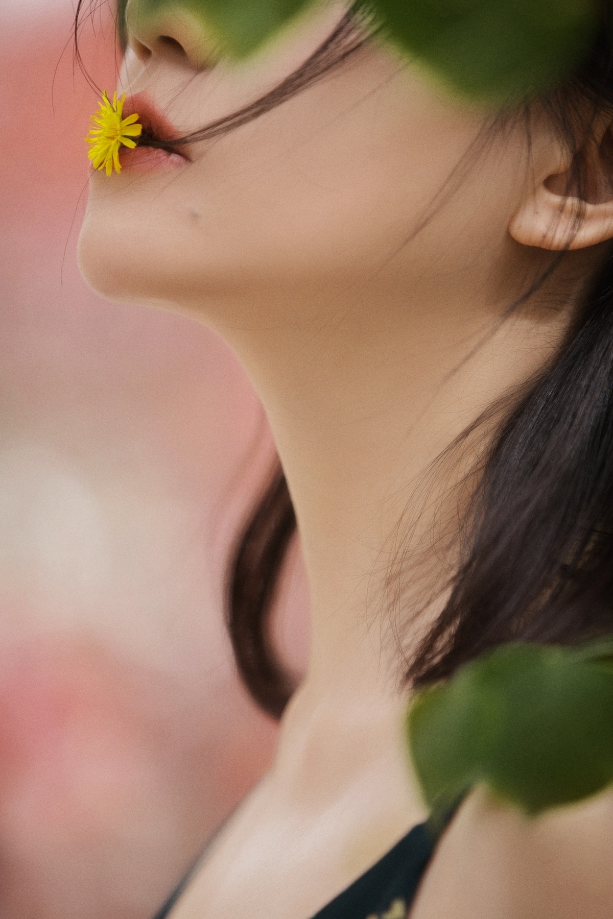 一位年轻女子头戴黄色花朵的肖像